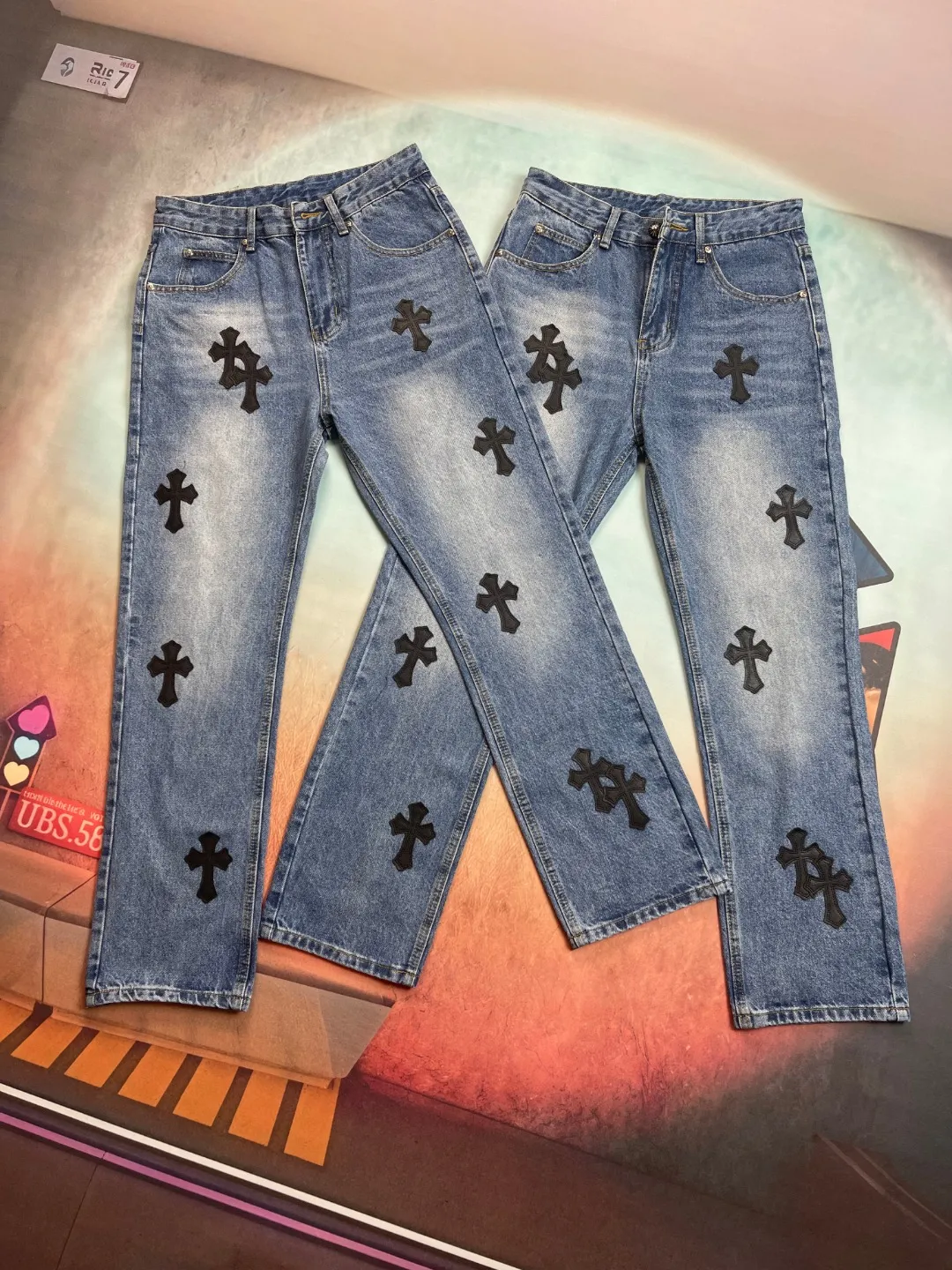 🅿️236 🔘Model No.-KL152 🔘Cro Heart𝐂𝐡𝐫𝐨𝐦𝐞 𝐇𝐞𝐚𝐫𝐭 Classic CH Dark Blue Cross-Patch Leather Jeans* Crow Heart’s classic dark blue cross-patch leather jeans, showing avant-garde aesthetics. Made from the finest denim fabrics, they are crisp, stylish and extremely wear-resistant. The iconic dark blue is uniquely washed, fades naturally, and is full of retro charm. Lambskin vegetable-tanned cross-piece leather has a fine texture and is carefully sewn by craftsmen to blend perfectly with denim. The straight version modifies the leg shape and is matched with exclusive metal accessories. It highlights the luxurious style in a low-key manner and is the ultimate embodiment of trend and quality.  Size: S M L XL (28.30.32.34) Color: Dark Blue